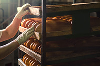 焼きあがったライ麦フランスパン