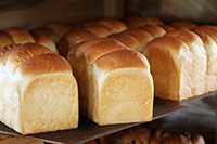 焼きあがったライ麦食パン