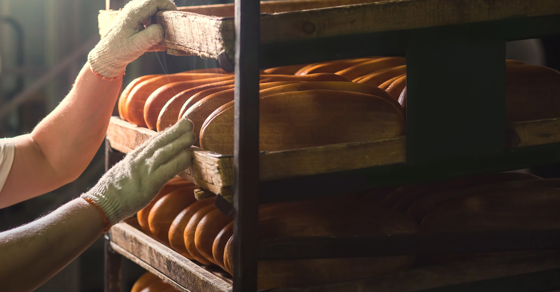 焼きたて食パンを取り出す